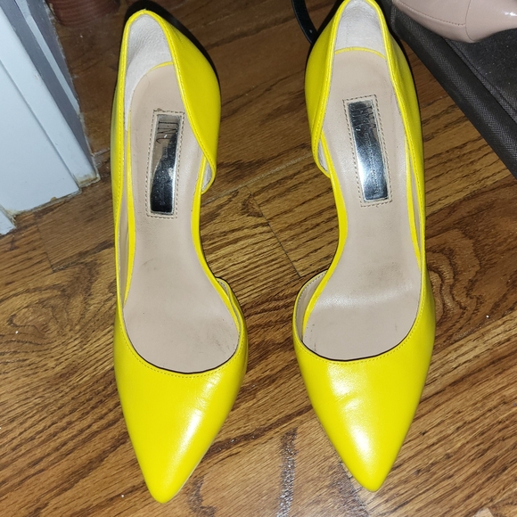 Yellow pump - Picture 8 of 9